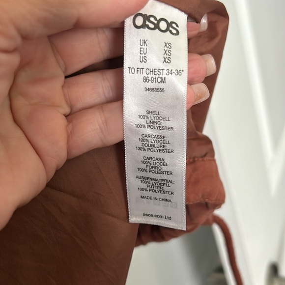 Lightweight, hooded knee length jacket - Picture 5 of 6